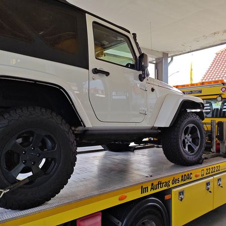 Jeep wird abgeschleppt