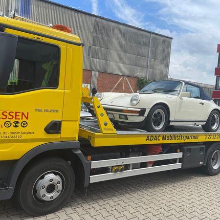 Oldtimer wird abgeschleppt