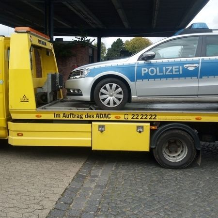 Polizeiauto wird abgeschleppt