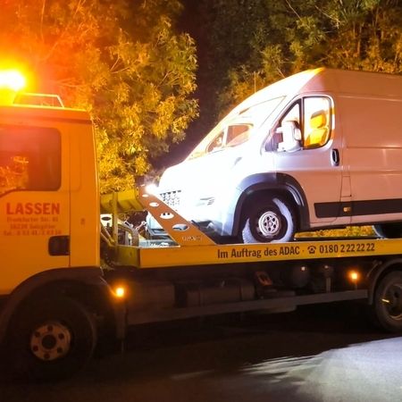 Transporter wird bei Nacht abgeschleppt